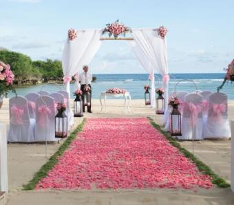 Courtyard by marriott soft pink wedding theme 